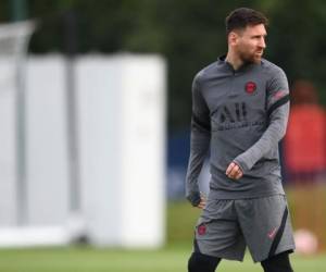 El delantero argentino del Paris Saint-Germain, Lionel Messi, mira durante una sesión de entrenamiento en el campo de entrenamiento Camp des Loges del club en Saint-Germain-en-Laye, en vísperas de la primera ronda de la UEFA Champions Leage del grupo A, partido de fútbol contra el RB Leipzig.