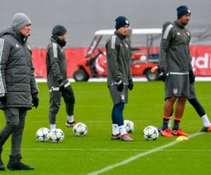 Parte del equipo del Bayern realizando entrenamientos. Foto: AFP/EL HERALDO HONDURAS.