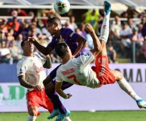 Cristiano Ronaldo haciendo una acrobacia ante la Fiorentina. (AFP)