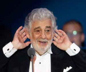 En esta fotografía de archivo del 28 de agosto de 2019 el astro de la ópera Plácido Domingo escucha el aplauso al final de su concierto en en Szeged, Hungría.