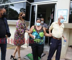 Padres de Roger Antonio Rivera en las instalaciones de Medicina Forense de Tegucigalpa. FOTO: Estalin Irías/EL HERALDO