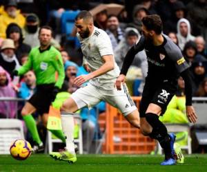 Karim Benzema, del Real Madrid, ante Sergi Gómez del Sevilla FC. (Foto: AFP)