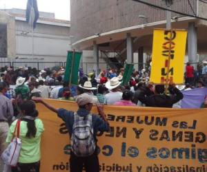 Los grupos se plantaron en los bajos del Congreso Nacional en la capital de Honduras. Foto: Twitter