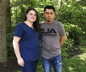 Alyse Sánchez y su esposo, Elmer Sánchez, y otras cinco parejas presentaron una demanda en el Tribunal de Distrito de los Estados Unidos en Maryland argumentando que las autoridades de inmigración de los Estados Unidos están atraer parejas para entrevistas matrimoniales solo para detener a los cónyuges inmigrantes. Foto: AP.