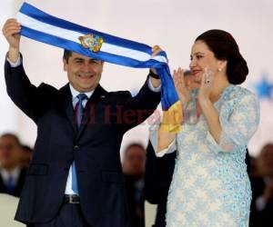 Juan Orlando Hernández muestra su banda presidencial 2018-2022 y su esposa aplaude emocionada. Foto Johny Magallanes/EL HERALDO