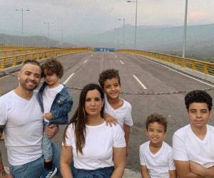 Nacho junto a sus cuatro hijo y esposa Inger Mendoza.