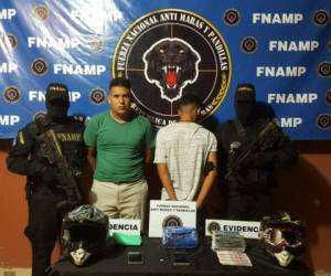 Cristián Isaac Navas Cabrera, de camisa verde, es el policía vinculado con la pandilla 18.