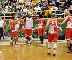 Los jugadores de Banco Atlántida celebran el triunfo obtenido en el primer juego ante Icevic. Foto: Jimmy Argueta / El Heraldo