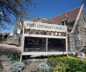 Esta fotografía del lunes 13 de mayo de 2019 muestra un letrero afuera de una iglesia en Denver, Colorado, que ha acogido a varias decenas de migrantes que esperan ser procesados por las autoridades de Estados Unidos. (AP Foto/David Zalubowski)