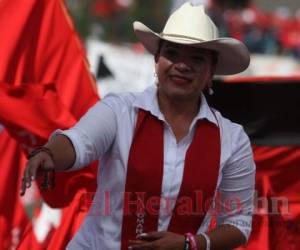 De 62 años y cabello castaño, suele vestir de mezclilla cuando sale al terreno, llevando una blusa blanca y accesorio rojo. Luce también un sombrero, prenda que caracterizó a su esposo. Foto: El Heraldo