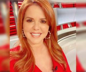María Celeste Arrarás antes de una transmisión en su programa Al Rojo Vivo.