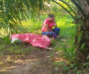 Una mujer llora a la par del cadáver del joven de 24 años que fue asesinado la mañana de este lunes 25 de marzo en Olanchito, Yoro.