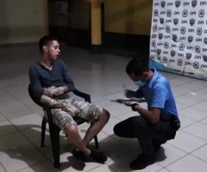El miembro de la Policía Nacional es entrevistado por los agentes de la DPI, tras su captura.