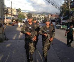 Miembros de la Policía Militar de Orden Público recorren la conflictiva colonia para darle captura a presuntos malhechores.