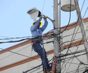 Después de fracasar el fideicomiso del alumbrado público, la ENEE decidió continuar operando el servicio y para las próximas semanas se espera la instalación de 100,000 lámparas LED.