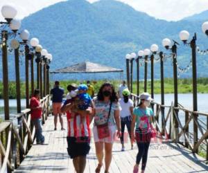 Las autoridades de Turismo recomedaron a la población visitar lugares abiertos durante el feriado morazánico. Foto: EL HERALDO.