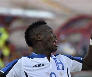 Rubilio Castillo marcó los goles con los que la Selección de Honduras venció a El Salvador. Foto: Agencia AFP.