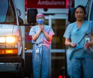Los trabajadores de la salud han tenido que pelear desde la primera línea durante más de 14 meses que tiene la pandemia de haber invadido al mundo. Foto: AFP