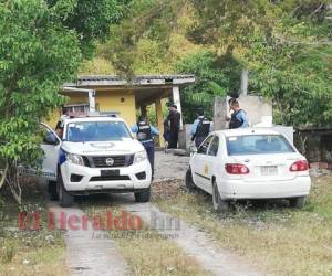 En la imagen se observa el taxi estacionado. Al lugar llegaron elementos de la Policía Nacional para investigar el crimen. Foto: Estalin Irías/ EL HERALDO