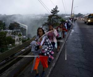 Los kilómetros de hondureños pasaron el jueves por Ciudad de Guatemala y se dirigen a la frontera con México. Foto:AP