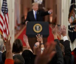 Después de que Acosta intentó preguntarle sobre la investigación de la injerencia de Rusia en las elecciones de 2016, Trump intentó darle el turno a Alexander, pero Acosta siguió haciendo preguntas. Foto: AP