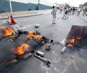 Los estudiantes quemaron llantas para cerrar el paso vehicular frente al instituto Técnico Honduras. (Fotos: David Romero)