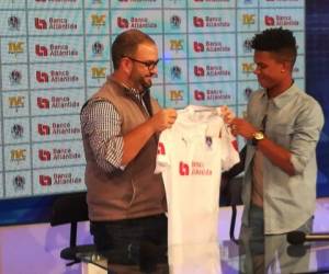 Luis Ovalle recibiendo la camisa del Olimpia durante su presentación oficial. (Foto: Cortesía Deportes TVC)