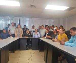 Los maestros firmaron los primeros acuerdos. Arnaldo Bueso y Carlos Madero fueron los representantes del gobierno.