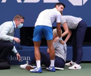 Novak Djokovic fue descalificado del Abierto de Estados Unidos por pelotazo a jueza de línea. Foto AFP