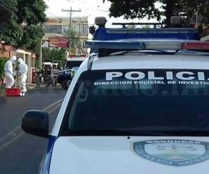 Autoridades policiales y de Medicina Forense llegaron al lugar a resguadar la zona y realizar el levantamiento. (Foto: Estalin Irías / EL HERALDO Honduras)