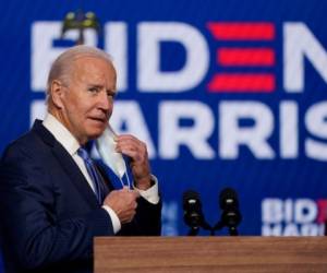 El candidato presidencial demócrata Joe Biden se quita la mascarilla para hablar, 6 de noviembre de 2020, en Wilmington, Delaware.