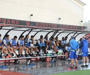 Fabián Coito, entrenador de Honduras, dedicó unos minutos para conversar con los jugadores antes del entrenamiento de este domingo. Foto: Fenafuth