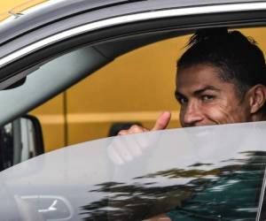El delantero portugués de la Juventus, Cristiano Ronaldo, hace un gesto cuando se va en su automóvil después de asistir al entrenamiento. Foto: Agencia AFP.