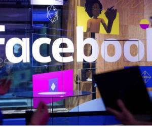 Facebook dijo que cuando la gente consume de forma pasiva contenido en la plataforma, se siente peor. (Foto: AP)