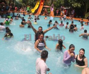 Jóvenes y mayores disfrutan de las piscinas y del sol en este balneario ubicado en la zona central del país. (Foto: Juan César Díaz/ El Heraldo Honduras)