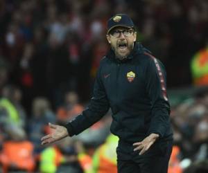 El entrenador italiano del Roma, Eusebio Di Francesco, hace un gesto durante el partido de la semifinal de la UEFA Champions League entre Liverpool y Roma. Foto:AFP