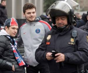 Agentes policiales resguardando las zonas aledañas al estadio Santiago Bernabéu. (AFP)