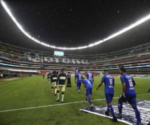 Los jugadores de Cruz Azul y América salen a la cancha del estadio Azteca de la Ciudad de México. (AP Foto/Eduardo Verdugo, archivo).