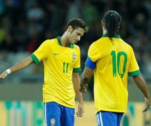 Si en sus inicios en el Santos Neymar fue bautizado como el futuro Pelé, el joven brasileño se ha convertido en el heredero de Ronaldinho en París. Foto: AFP