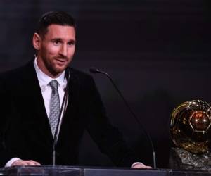 Leo Messi captado cuando recibió su sexto Balón de Oro. (AFP)