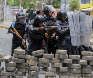 Esta foto tomada el 20 de abril, muestra a agentes policiales durante las protestas en Nicaragua. (AFP)