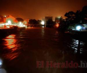 Así se observa esta noche el caudal del Río Choluteca que amenaza con desbordarse e inundar las avenidas de Comayagüela y parte del centro de Tegucigalpa. Fotos: Johny Magallanes/EL HERALDO.