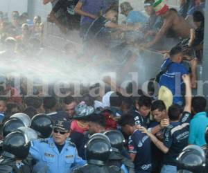 Un caos se vivió en uno de los portones del estadio Nacional previo a la final. La Policía intentó calmar los ánimos, pero el relajo dejó varios muertos. Fotos: Juan Salgado / Grupo OPSA.
