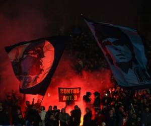 Los fanáticos de Napoli aplauden durante el partido de fútbol italiano de Serie A. (Foto de Carlo Hermann / AFP)