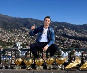 Cristiano Ronaldo mostrando los trofeos individuales que se ha ganado en su carrera.