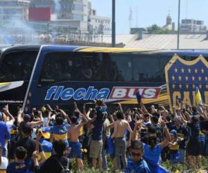 Los jugadores de Boca Juniors se trasladaban en este autobús cuando fueron atacados. (AFP)