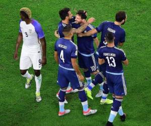 Messi celebra su gol con sus compañeros de selección.