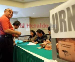 Tras ejercer el sufragio los hondureños firman el cuaderno de votación, que ahora será verificado con un aparato que se instalará en cada centro de votación, según el CNE. Foto: EL HERALDO.