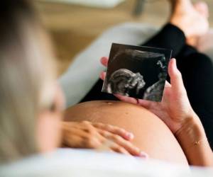 Los investigadores están comenzando a estudiar reportes anecdóticos de cambios a corto plazo en la menstruación tras vacunarse, pero por el momento nada indica que el fármaco afecte a la fertilidad.