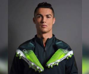 Cristiano Ronaldo posa con sus nuevas botas “Mercurial Superfly” creadas por Nike (Foto: Facebook)